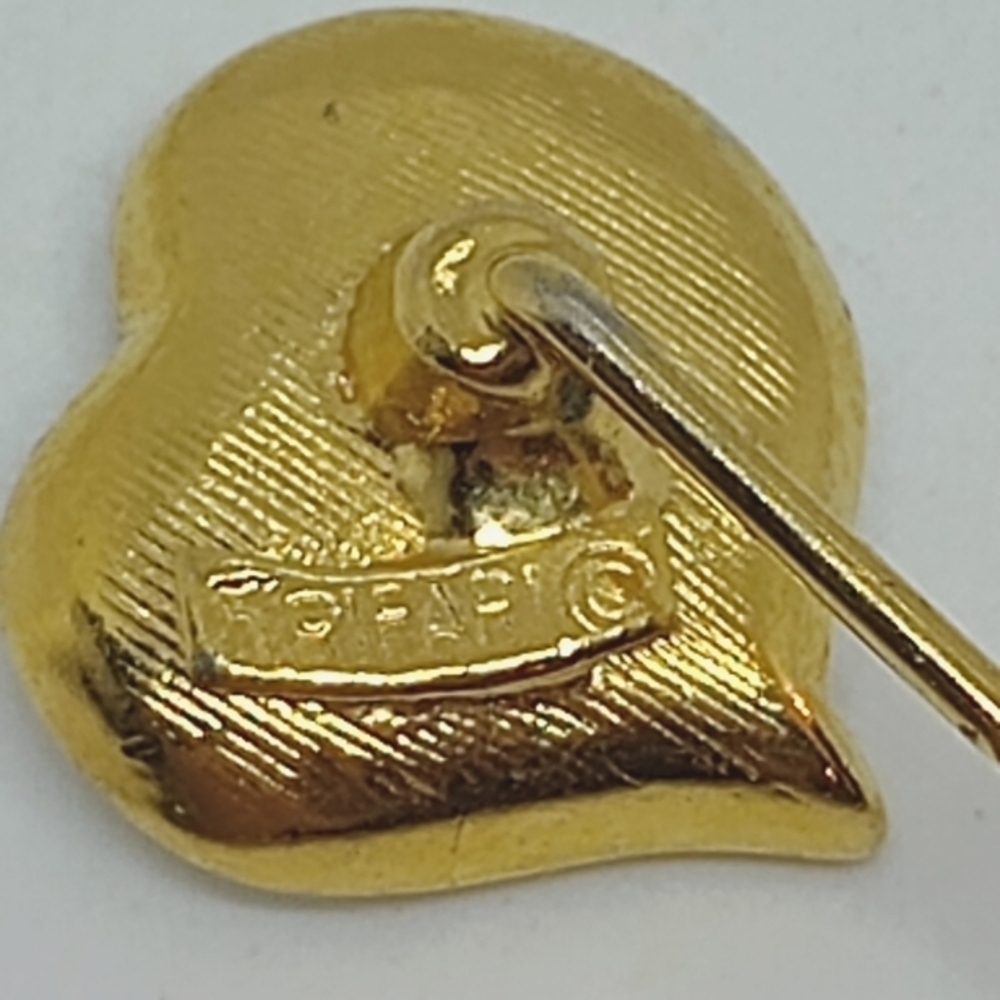 * vintage Crown Trifari white enamel heart stick pin brooch - Picture 6 of 6